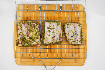 Ребра свиные в маринаде с чесноком и травами