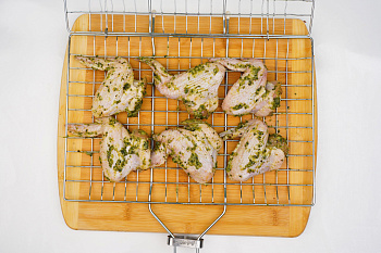 Куриные крылья в маринаде с чесноком и травами